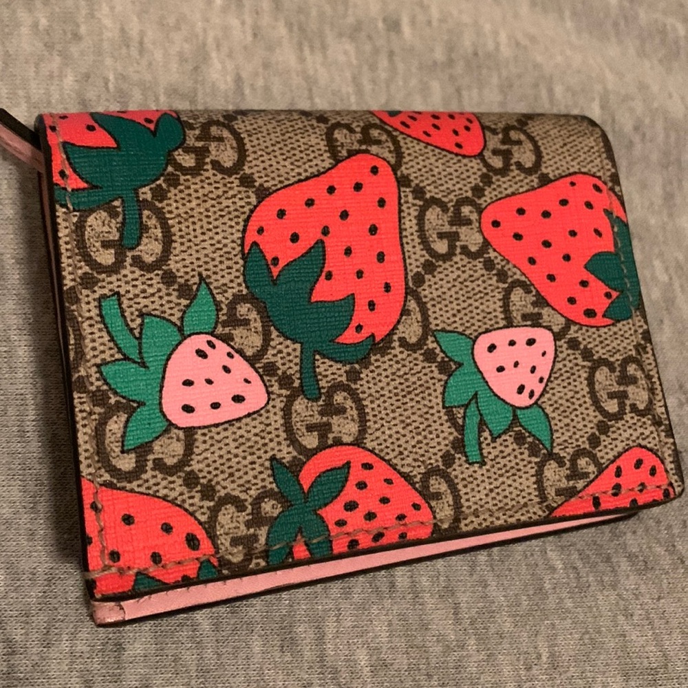 Gucci GG supreme strawberry cardholder